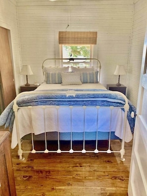 5 bedrooms, iron/ironing board, WiFi, bed sheets