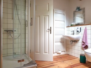 Douche, sèche-cheveux, serviettes fournies, savon