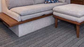 Escritorio, cortinas blackout y tabla de planchar con plancha