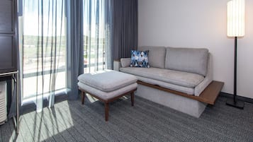 Kamar, 1 Tempat Tidur King dengan tempat tidur Sofa | Meja kerja, tirai kedap cahaya, dan setrika/meja setrika