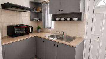Réfrigérateur, cafetière/bouilloire, bouilloire électrique, grille-pain