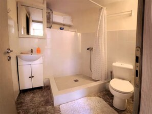 Douche, sèche-cheveux, serviettes fournies, savon