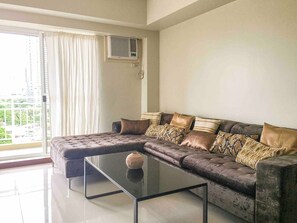 TV - Classy 2BR Apartment + Netflix at Rockwell Makati (Makati)