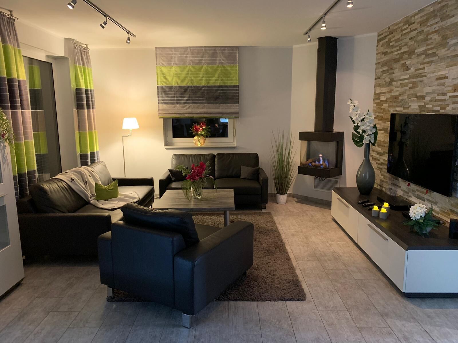 Fernseher, Kamin, DVD-Player, Kinderspielzeug