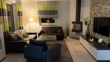 Fernseher, Kamin, DVD-Player, Kinderspielzeug
