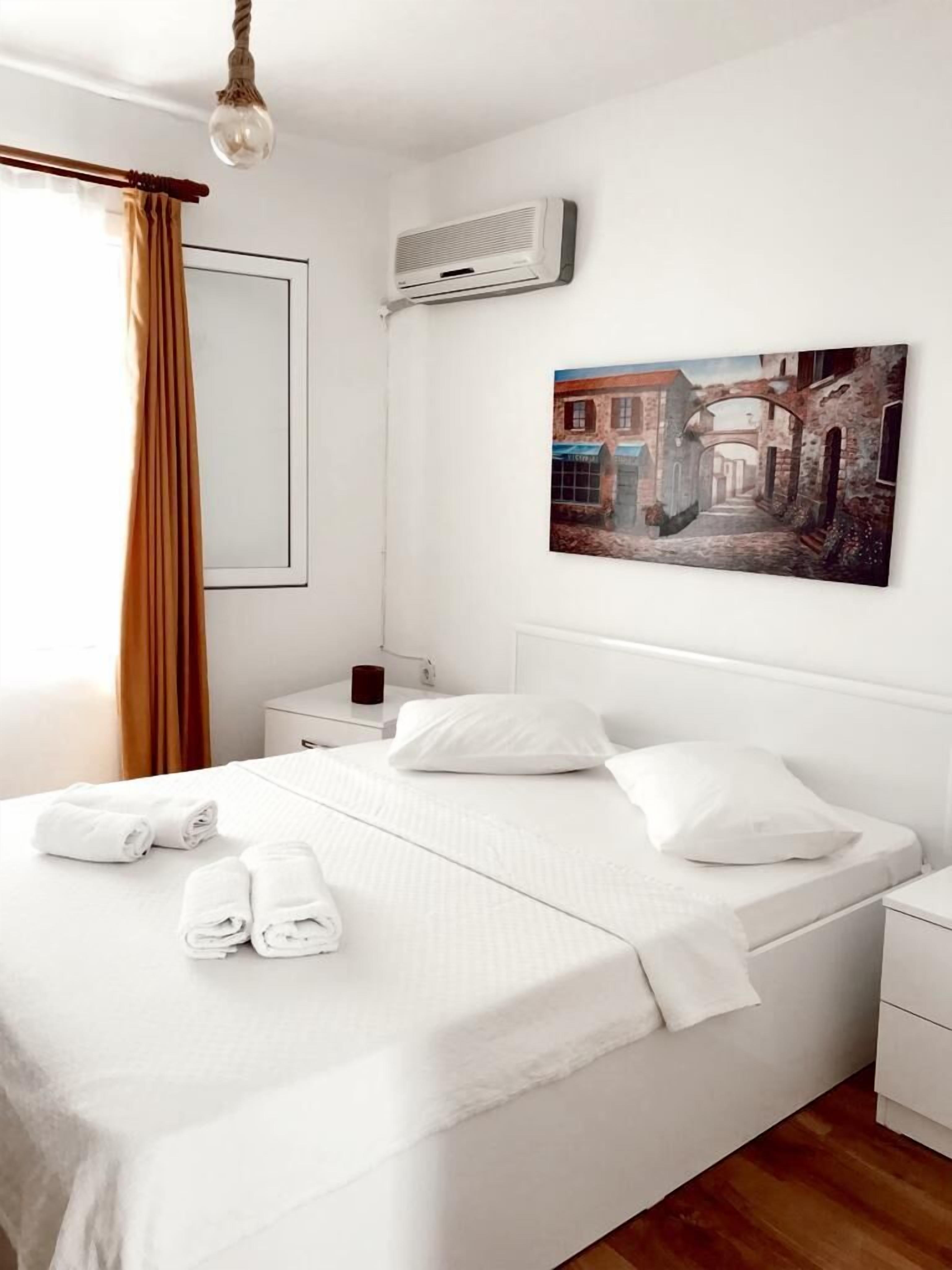 1 quarto, frigobar (abastecido com itens grátis), escrivaninha