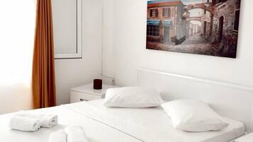 1 quarto, frigobar (abastecido com itens grátis), escrivaninha