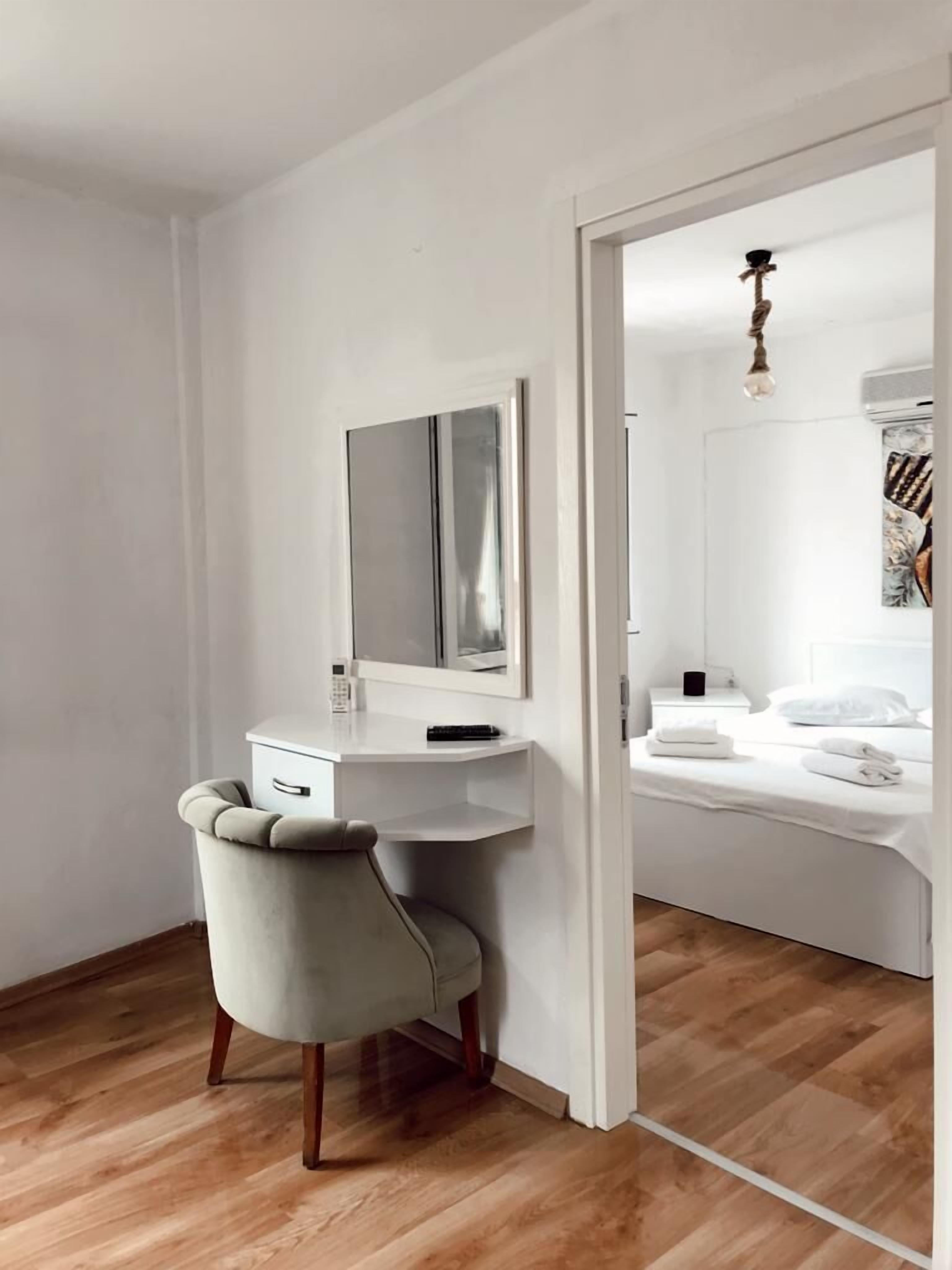 Apartamento básico | 1 quarto, frigobar (abastecido com itens grátis), escrivaninha