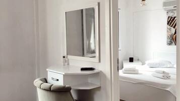 Apartamento básico | 1 quarto, frigobar (abastecido com itens grátis), escrivaninha