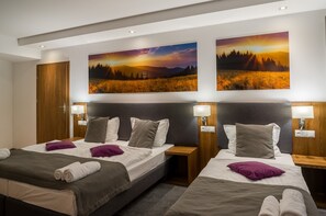 Chambre Triple Classique | Bureau, Wi-Fi gratuit, draps fournis