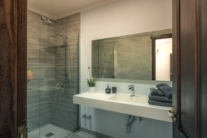 Dusche, Haartrockner, Bidet, Handtücher