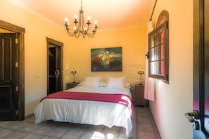 4 bedrooms, desk, iron/ironing board, free WiFi