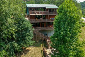 Exterior - FlatBackyard, FirePit, HotTub, Horseshoes, games, 60-game arcade FUN 4 FAMILIES! (Sevierville)
