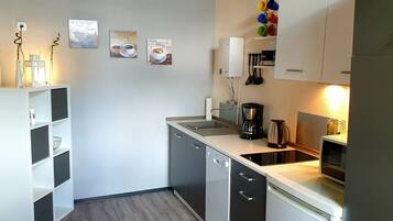 Kühlschrank, Mikrowelle, Herdplatte, Geschirrspüler