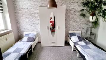 2 Schlafzimmer, Schreibtisch, Reisekinderbett, kostenloses WLAN