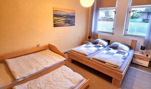 2 sovrum, skrivbord, resesäng och gratis wi-fi