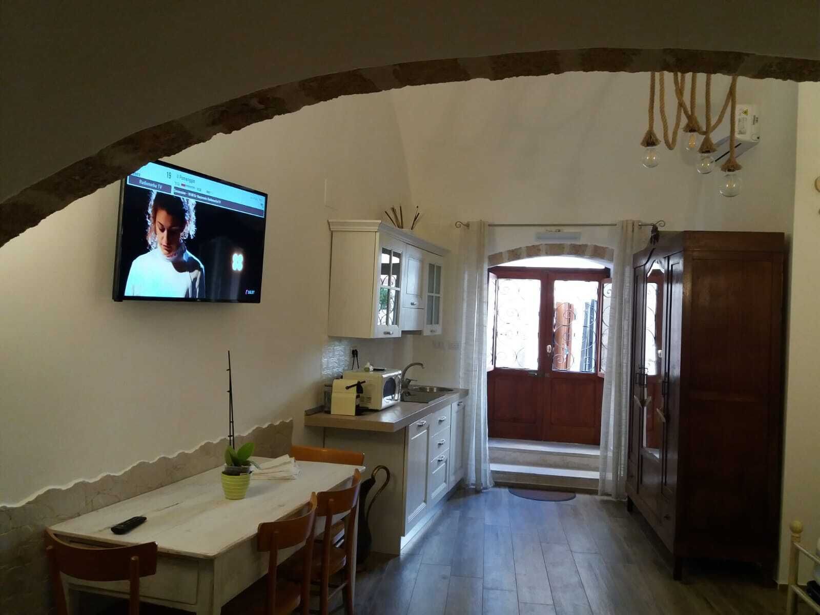 Kühlschrank, Mikrowelle, Wasserkocher mit Kaffee-/Teezubehör, Hochstuhl