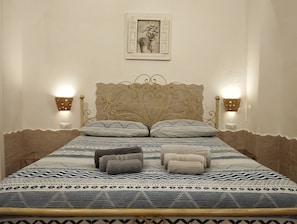 1 chambre, lit parapluie, Wi-Fi gratuit, draps fournis