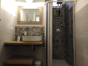 Dusche, Haartrockner, Bidet, Handtücher