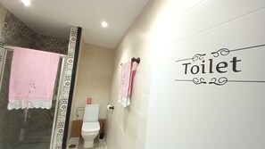 Doccia, asciugacapelli, asciugamani, sapone