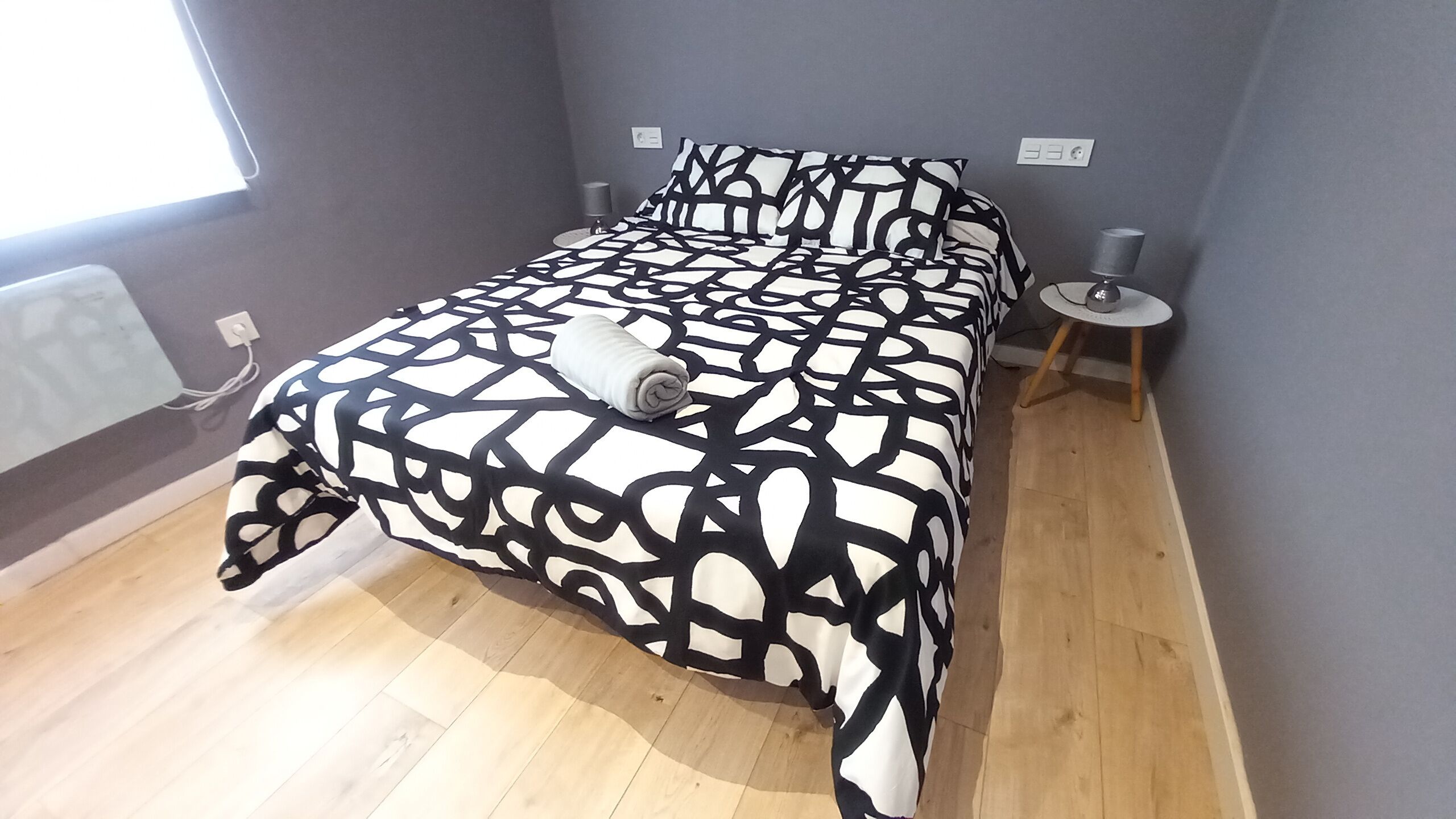 3 dormitorios, cuna de viaje, ropa de cama