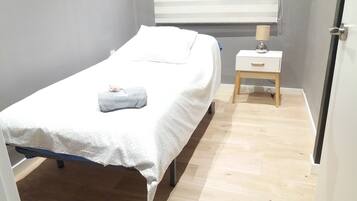 3 bedrooms, travel crib, bed sheets