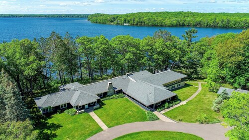 Ackwood Lodge - The Lodge, LARGE, Private Lakeshore Estate. Perfect for Family Reunions