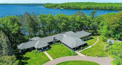 Ackwood Lodge - The Lodge, LARGE, Private Lakeshore Estate. Perfect for Family Reunions