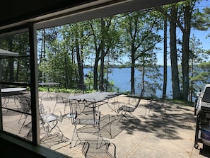 Outdoor dining - Ackwood Lodge - The Lodge, LARGE, Private Lakeshore Estate. Perfect for Family Reunions (Bass Lake)