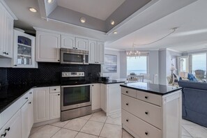 ثلاجة، ميكروويف، فرن، موقد طهي مسطح