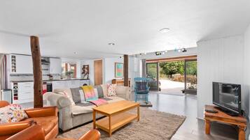 TV, DVD player, livros