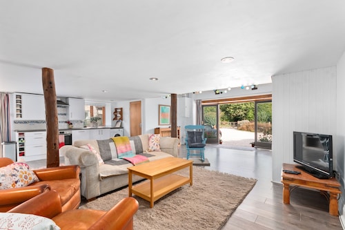 Beautifully situated comfortable cottage and pottery, a perfect holiday base 