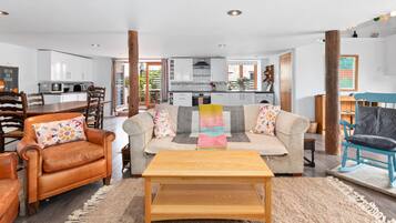 Télévision, lecteur de DVD, livres