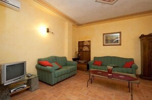 تلفزيون، مدفأة، ستيريو