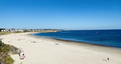 Duplex with terrace overlooking the bay and the large beach 20m away
