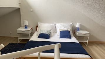 1 habitación y tabla de planchar con plancha
