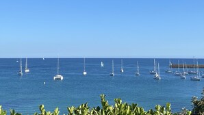 Un puerto deportivo con varios veleros amarrados.