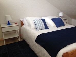 1 dormitori i planxa i posts de planxar 