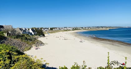 Duplex with terrace overlooking the bay and the large beach 20m away