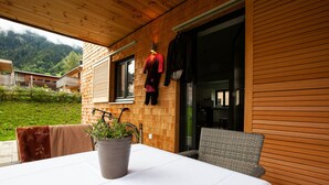 Ein Gebäude mit Holzfassade und überdachter Veranda.