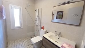Doccia, asciugacapelli, asciugamani, sapone