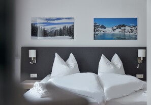 3 bedrooms, in-room safe, iron/ironing board, free WiFi