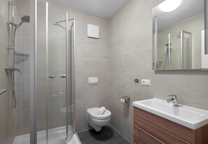 Bañera, secador de pelo, papel higiénico