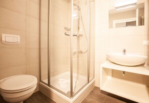 Baignoire, sĂšche-cheveux, papier toilette
