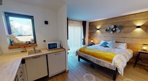 7 bedrooms, desk, iron/ironing board, travel cot