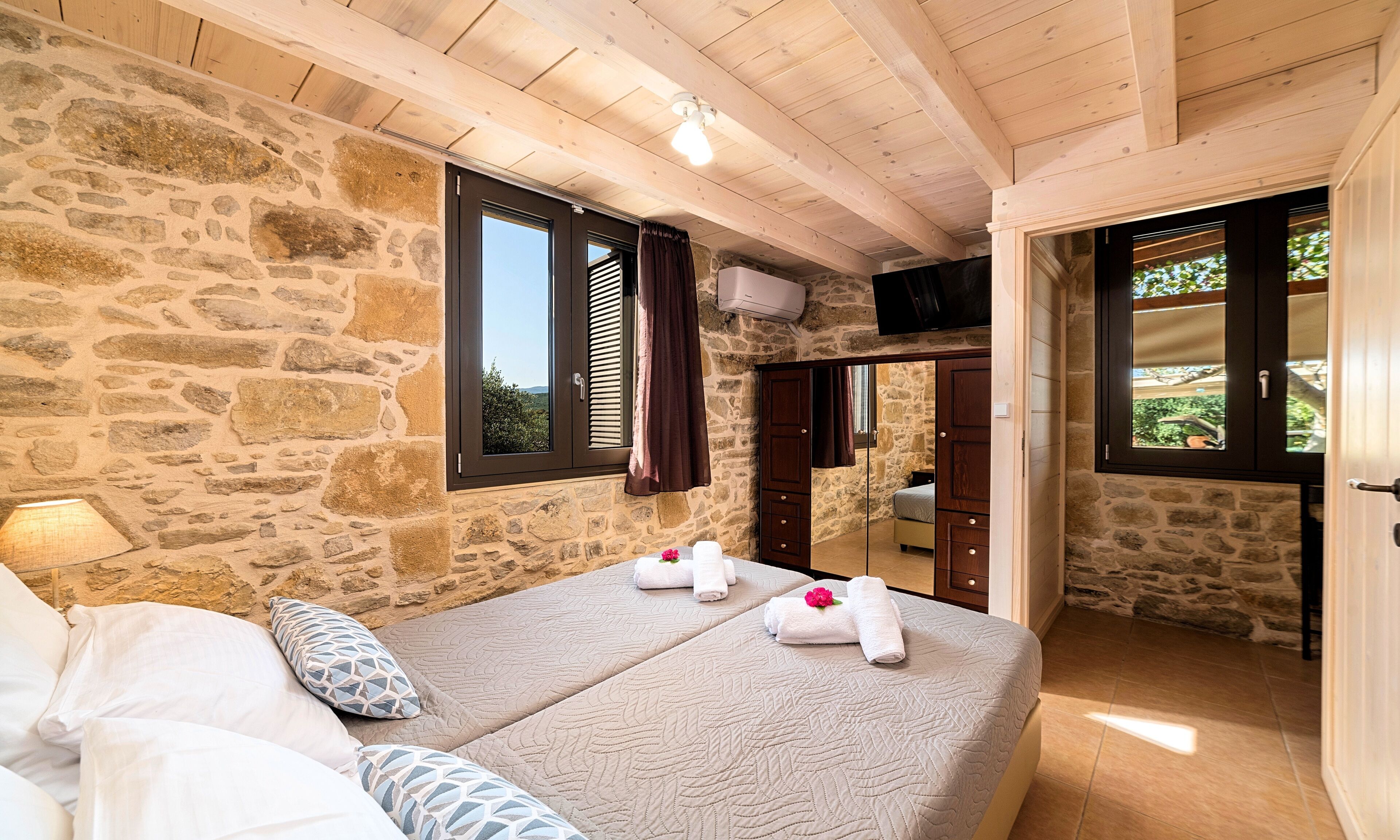 4 bedrooms, desk, iron/ironing board, travel crib