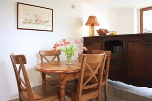 Dining - Typical small Mazet in Provence (Spéracèdes)