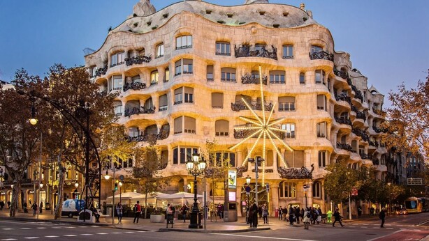 Un immeuble à plusieurs étages doté d’un style architectural unique, avec des balcons et une façade remarquable.