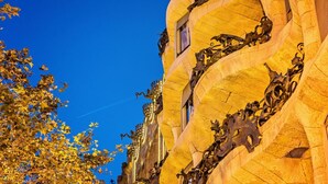 Un bâtiment à l’architecture originale, caractérisé par des formes organiques et fluides ainsi que par des sculptures métalliques complexes.
