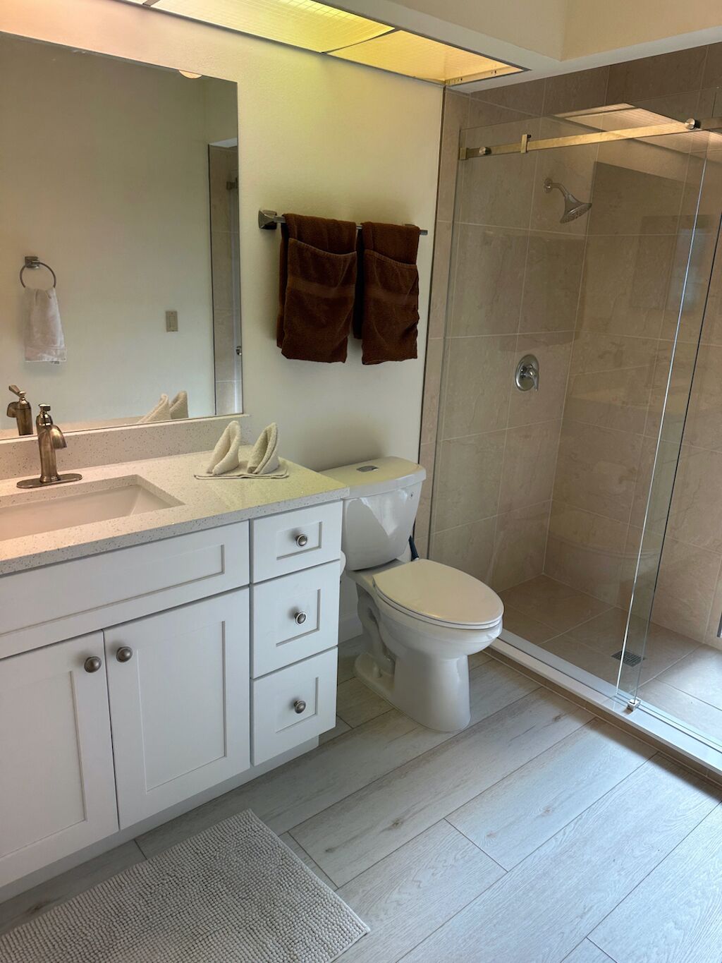 Combined shower/bathtub, hair dryer, towels, soap